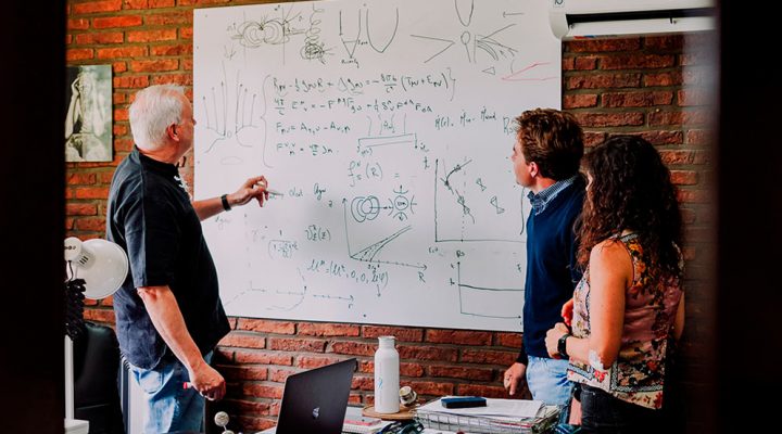 Los autores del trabajo: Gustavo Romero (izq.), Milos Ertola Urtubey y Daniela Pérez en el Instituto Argentino de Radioastronomía (IAR, CONICET-CIC-UNLP). Créditos: UNLP