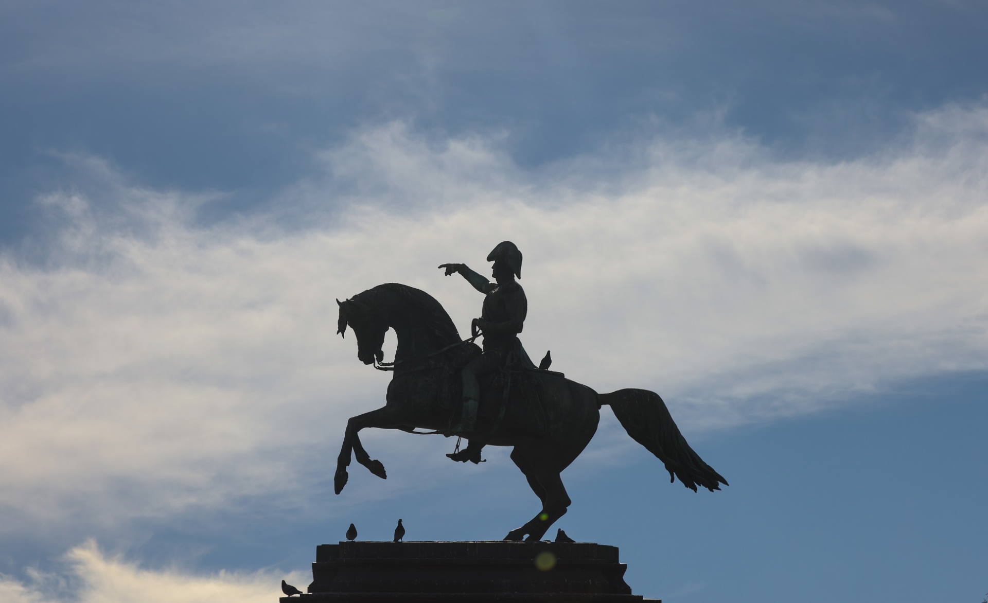 San Martín señalando los Andes