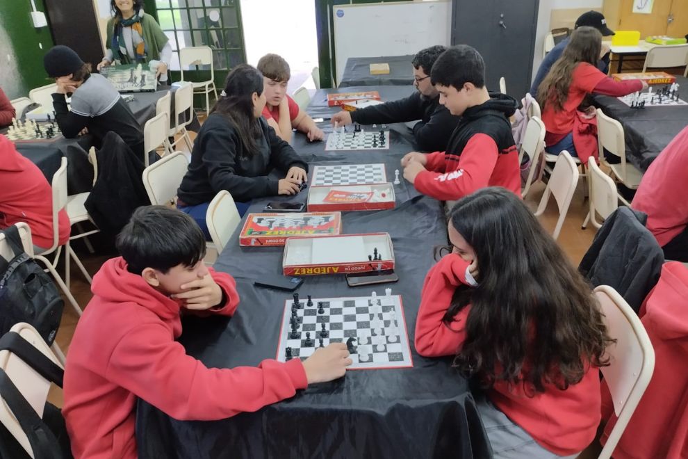 Niños de secundaria jugando al Ajedrez