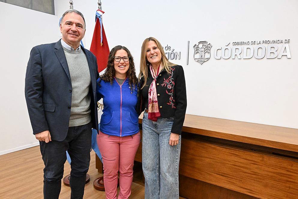 Ayelén Rapisarda junto autoridades