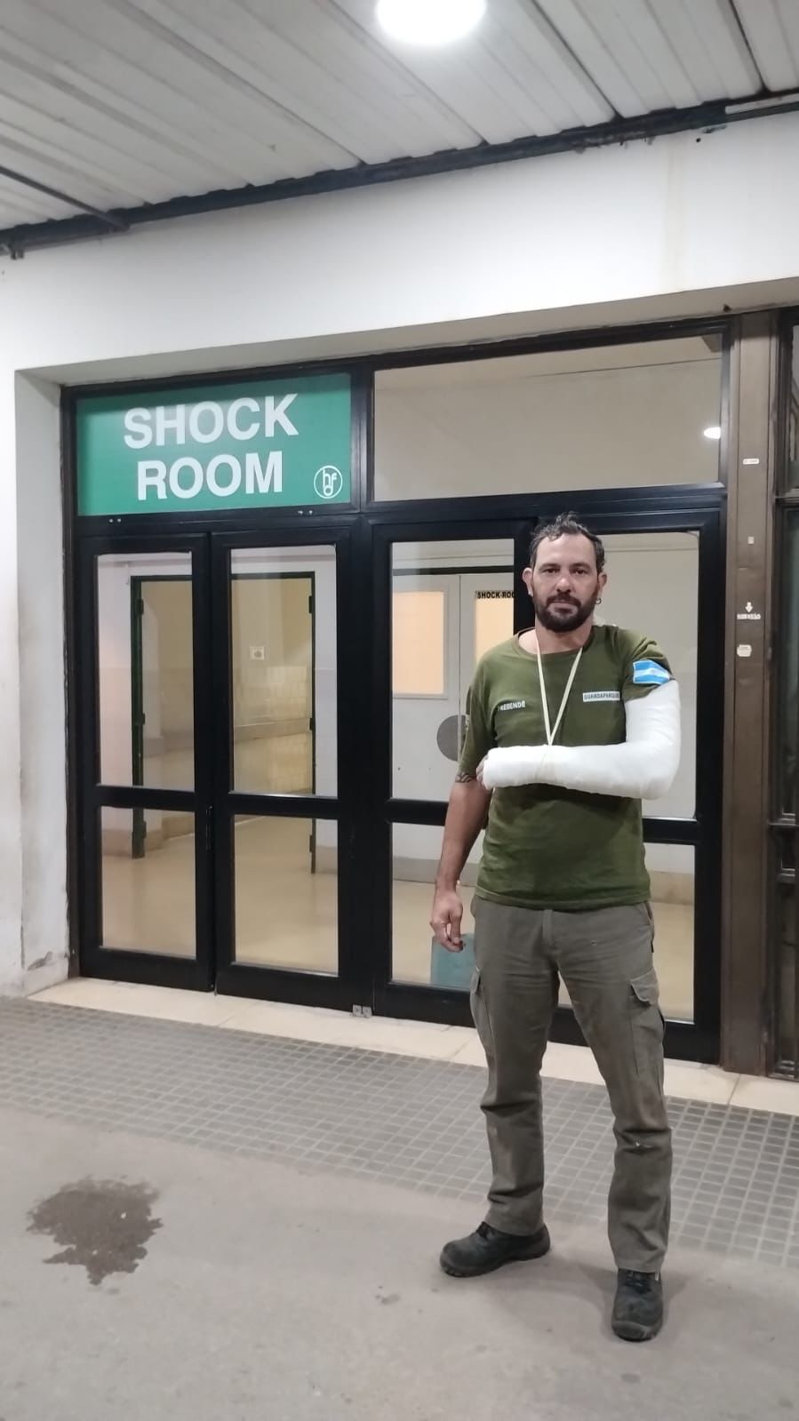 Tomás Prebendé con el brazo fracturado