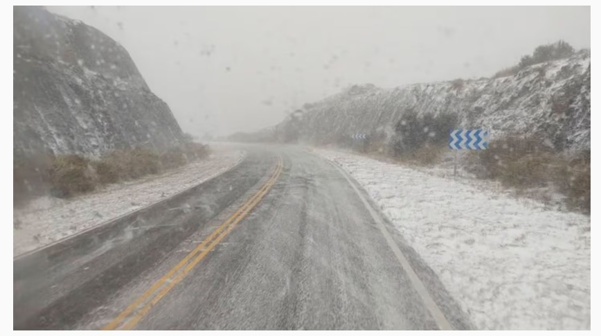 Frío Intenso: Nieve Esperada Tiñe las Altas Cumbres 🏔️❄️
